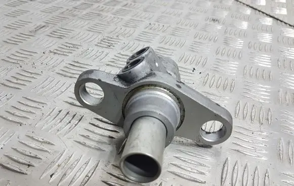 Opel Insignia A Master brake cylinder XW0483 41550110