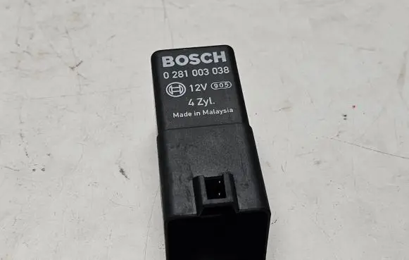 Volkswagen Golf V Glow plug pre-heat relay 0281003038 038907281D