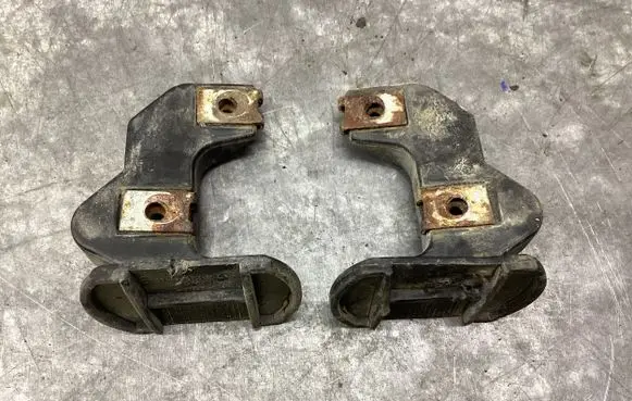 Front bumper mounting bracket