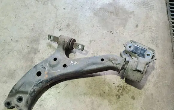 Honda CR-V Front lower control arm/wishbone
