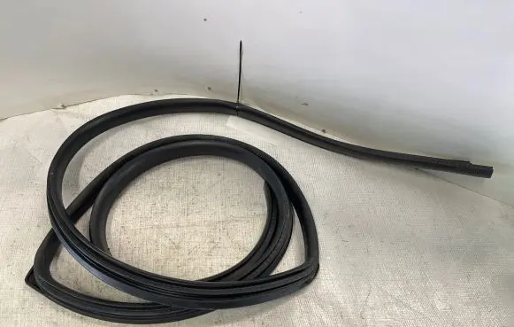 Suzuki Grand Vitara II Rear door rubber seal (on body) 