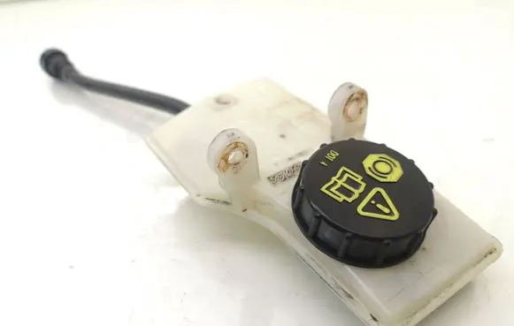 Brake fluid reservoir
