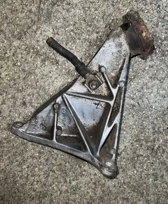 BMW 5 E34 Engine mounting bracket 1129806