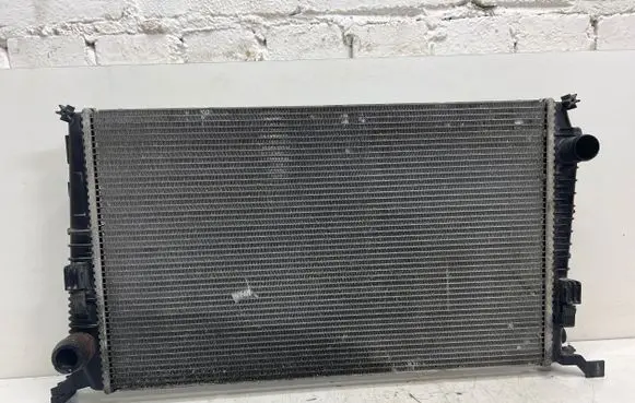 Dacia Duster Coolant radiator 8200880550 M144688 1300126549