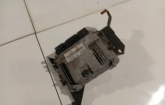 Renault Megane II Engine control unit/module 0281011275