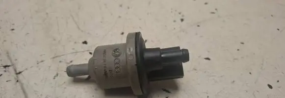Volkswagen Golf V Valve vacuum 058133517B 2580115A