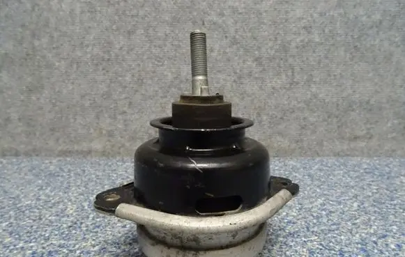 Audi Q7 4L Engine mount bracket 7L8199131B