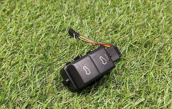Land Rover Discovery 3 - LR3 Sunroof switch YUC500030