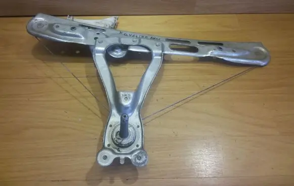 Rear door manual window regulator