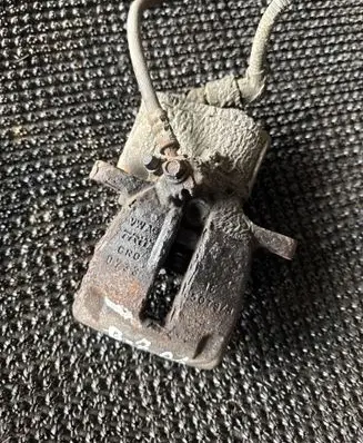 Volkswagen PASSAT B7 Rear brake caliper 5N0615404