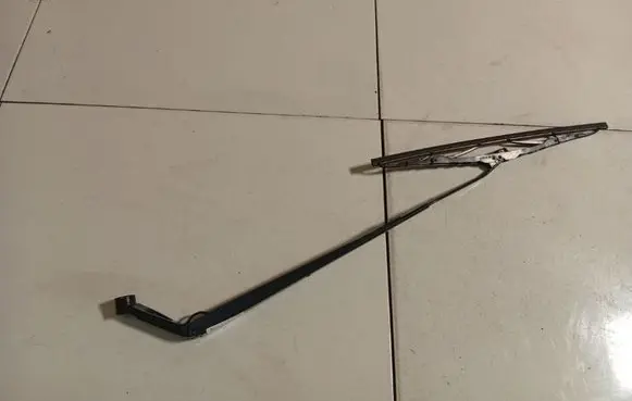 Toyota Avensis T250 Front wiper blade arm