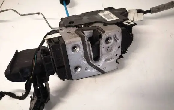 Mercedes-Benz A W176 Front door lock A1667200135
