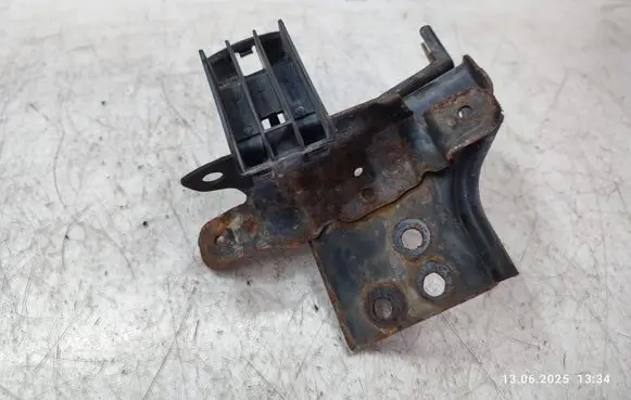 Front bumper mounting bracket