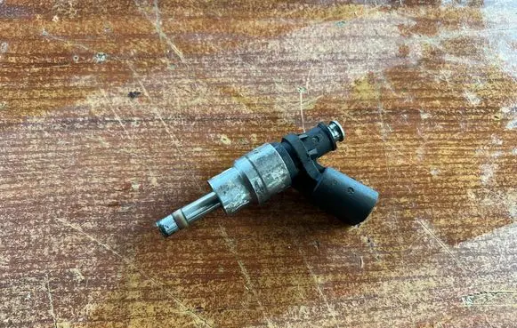 Audi A4 S4 B7 8E 8H Fuel injector 0261500020