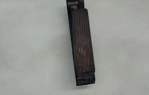 Accelerator throttle pedal
