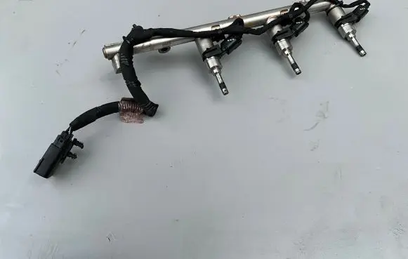 Chevrolet Camaro Fuel injector supply line/pipe 12693725 12690811