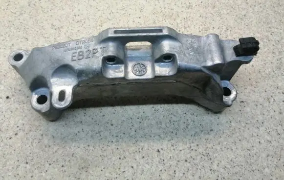 Citroen C3 Aircross Engine mounting bracket 9674960380