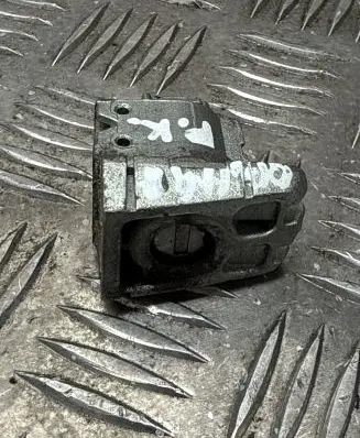 Nissan Qashqai Front door lock (next to the handle) 
