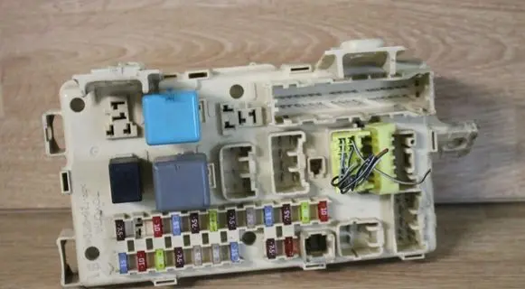 Toyota Avensis T250 Fuse module 82641CA010F