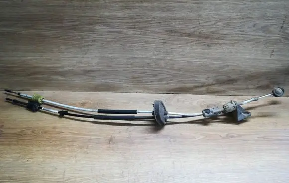 Opel Insignia A Gear shift cable linkage 55560991