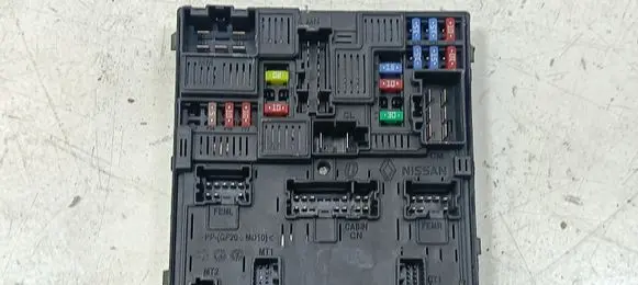 Nissan Qashqai Fuse module 284B74BA0A 521501F10 1313837022
