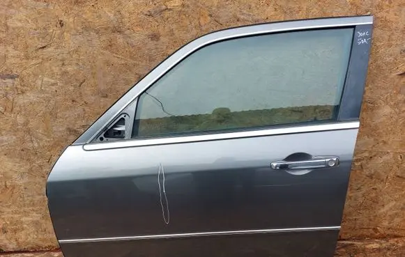Chrysler 300C Front door