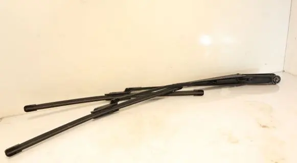 Volkswagen Tiguan Front wiper blade arm