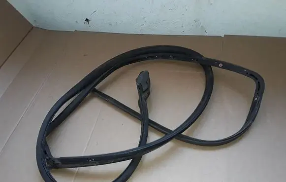 Cadillac SRX Front door rubber seal NOCODE
