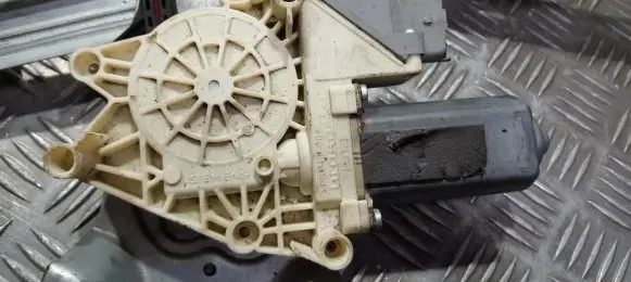 Citroen Xsara Picasso Front door window regulator motor 12800291 9700-105129-105