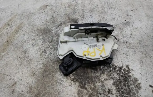 Skoda Octavia Mk3 (5E) Front door lock 5E2837015