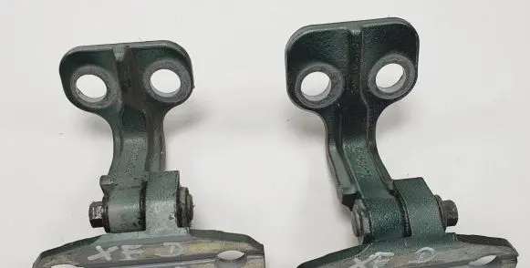 Jaguar XF X250 Front door hinge set 8X23-F228A65-AC
