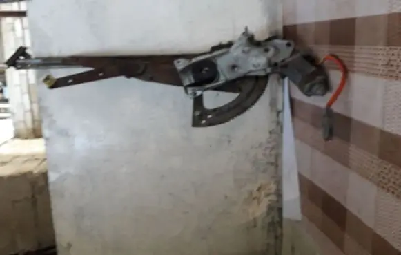 Ford Explorer Front door window regulator with motor