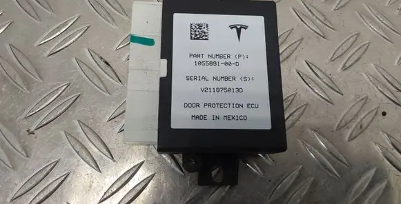 Tesla Model X Door control unit/module 105589100D