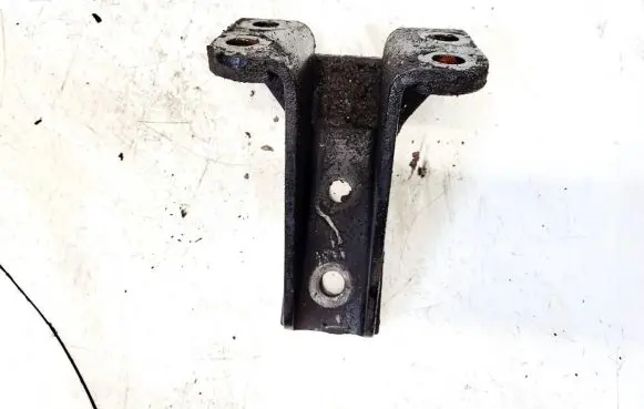 Engine mounting bracket