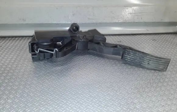Mercedes-Benz B W245 Accelerator throttle pedal A1693000304