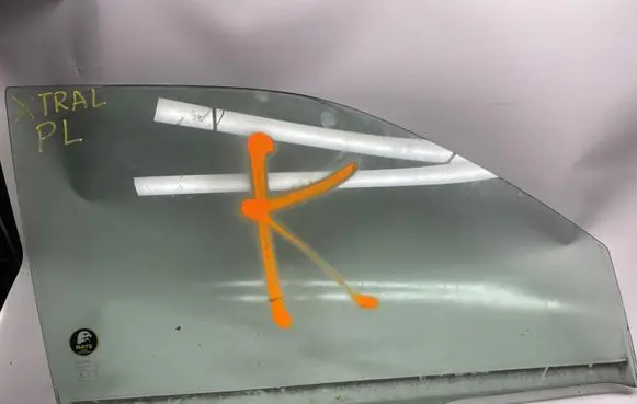 Nissan X-Trail T30 Front door window glass four-door