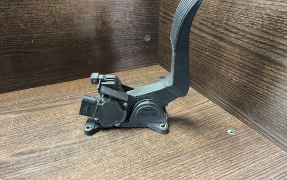 Accelerator throttle pedal