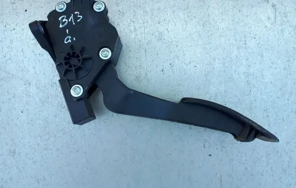 Subaru Outback Accelerator throttle pedal 1988007120