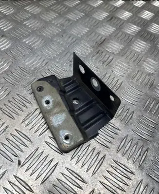 Nissan Qashqai Fender mounting bracket