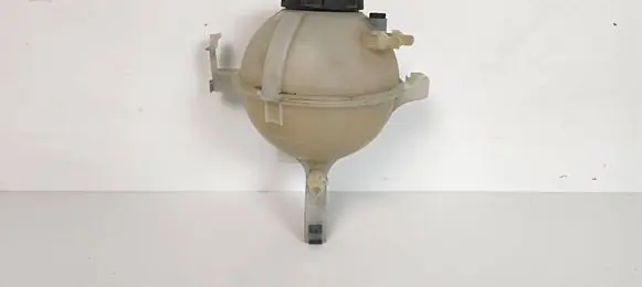 BMW 5 G30 G31 G38 Coolant expansion tank/reservoir 8610654