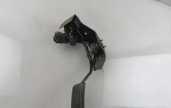 Toyota Corolla E120 E130 Accelerator throttle pedal 1983003041 8928152021