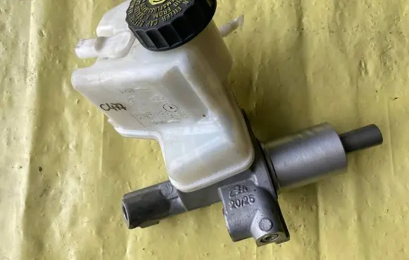 Mercedes-Benz C AMG W204 Master brake cylinder A2044300102