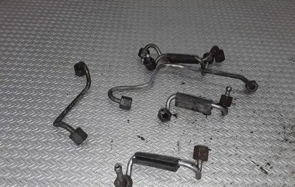 BMW 5 E39 Fuel injector supply line/pipe 