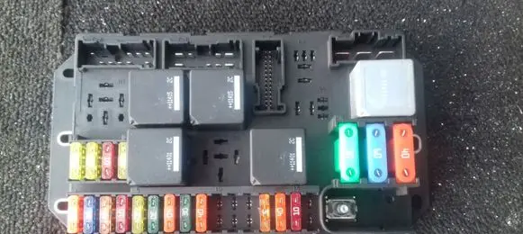 Jaguar XJ X351 Relay mounting block 