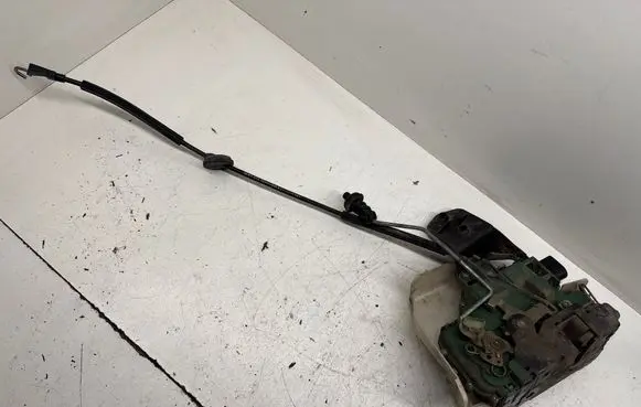 Volkswagen PASSAT B5.5 Front door lock 3B0837867