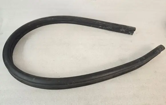 Porsche Cayenne (9Y0 9Y3) Engine compartment rubber 4M0823723