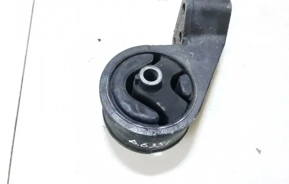 Mitsubishi Carisma Engine mount bracket
