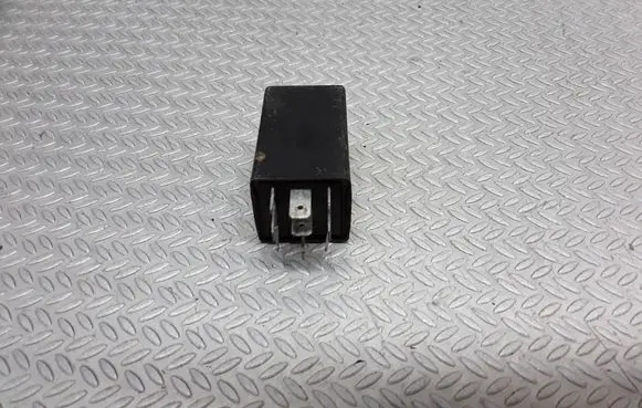Volkswagen PASSAT B5 Alarm relay 113890610100
