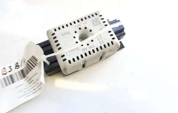 Volkswagen Tiguan Antenna control unit 5Q0035570