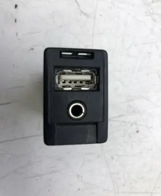 Toyota Avensis T270 USB socket connector FC0600020